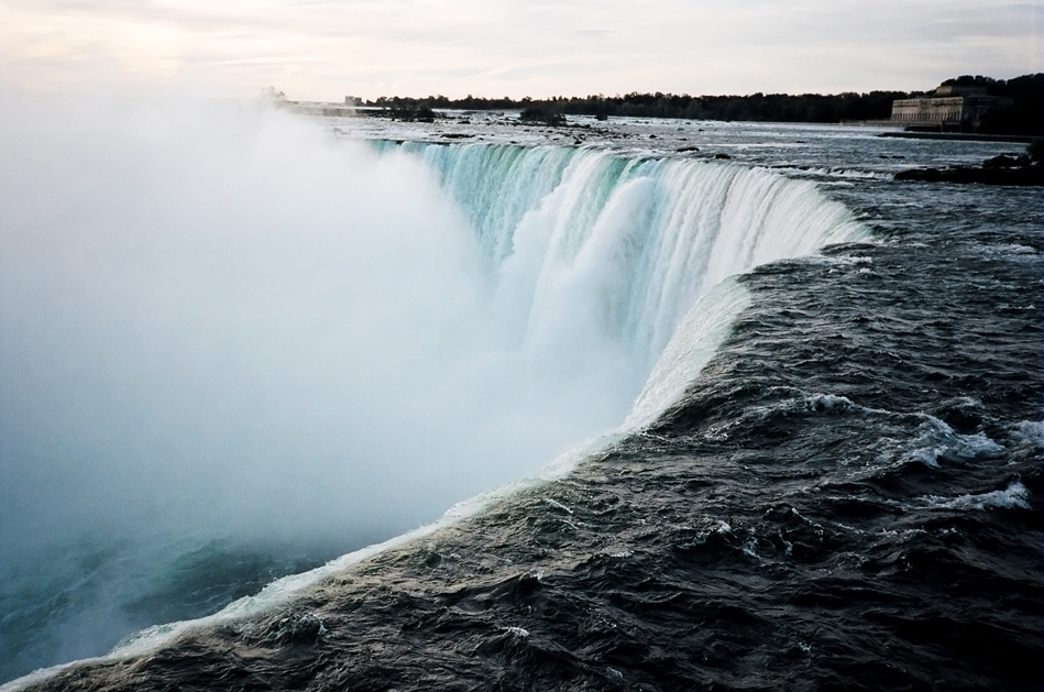 The horseshoe falls on an early September morning before the crowds arrive.